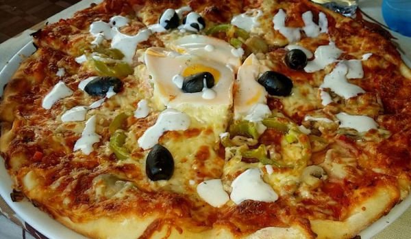 Вкусна пица с яйце