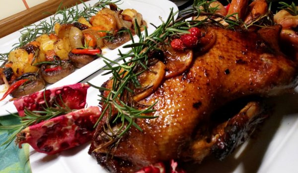 Вкусна пълнена патица на фурна