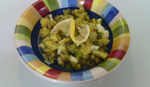 Вкусна салата с кисели краставички, картофи и яйца