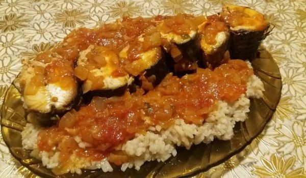 Вкусна скумрия върху канапе от задушен ориз с много лук