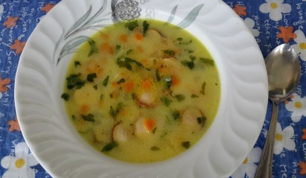 Вкусна супа с морков, лук и пушен кренвирш