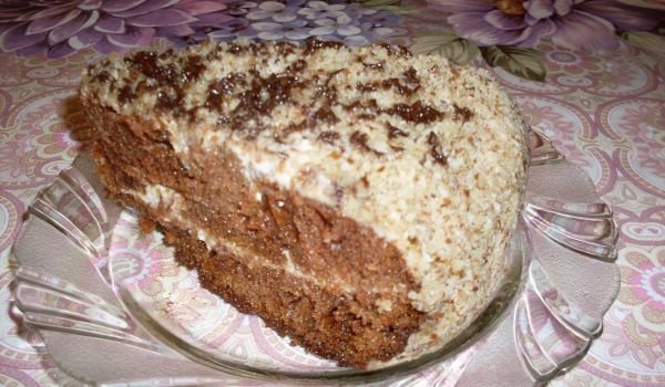 Вкусна торта с много орехи