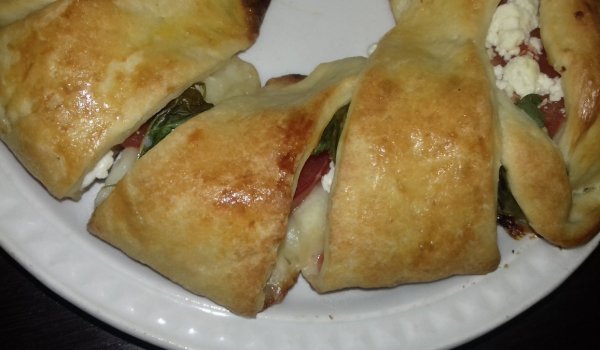 Вкусна вита закуска със сирене и домати