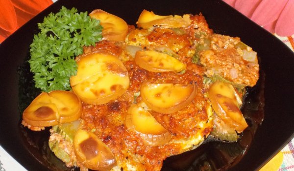 Вкусна запеканка с тиквички, кайма и пушено сирене