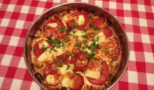 Вкусна зеленчукова запеканка с топено сирене