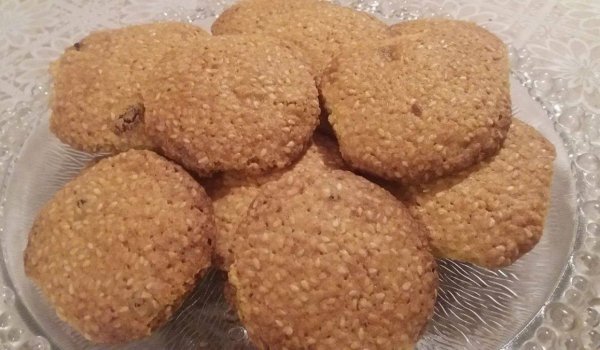 Вкусни бисквитки със сусам и стафиди