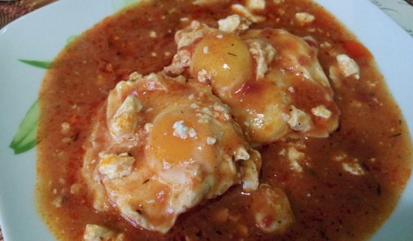 Вкусни яйца с доматен сос