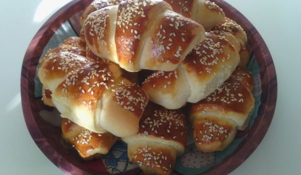 Вкусни кифли с роле и сусам