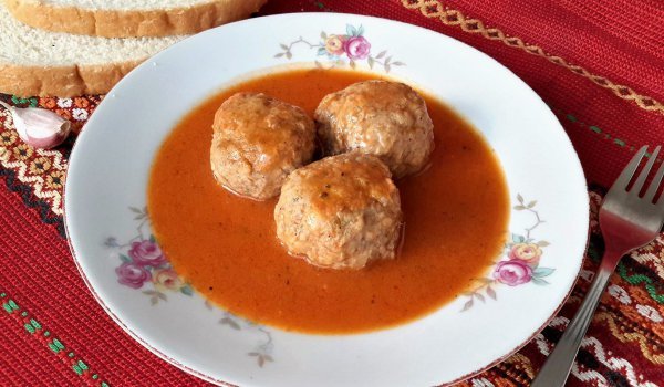Вкусни кюфтета с доматен сос