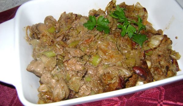 Вкусни пилешки дробчета с праз и лук