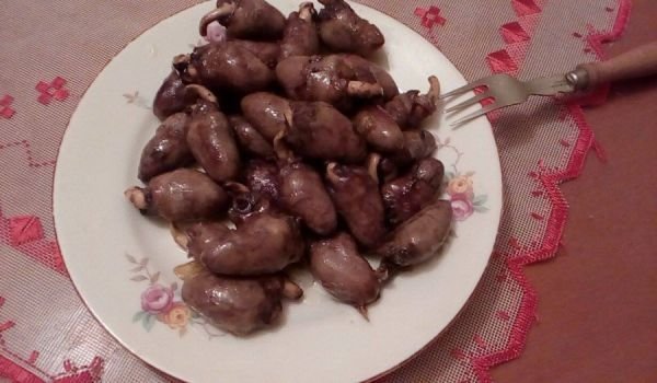 Вкусни пилешки сърчица с лук