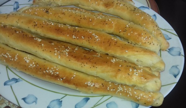 Вкусни пръчици с колбас и кашкавал