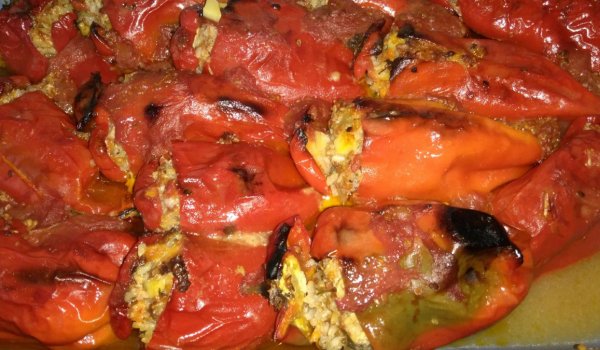 Вкусни пълнени чушки с картофи и кайма
