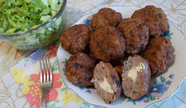 Вкусни пържени кюфтета с топено сирене