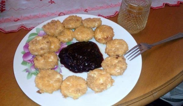 Вкусни пържени топени сиренца със сусам
