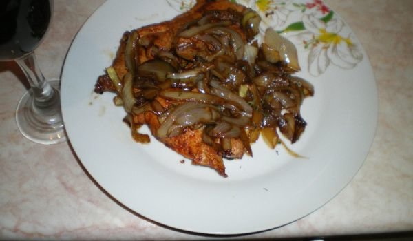 Вкусни пържолки с лук и масълце