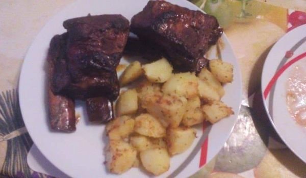 Вкусни ребърца с мед и гарнитура от картофи