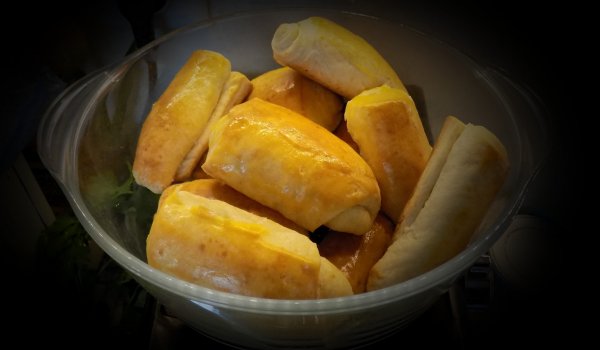 Вкусни рогчета със сирене и кашкавал