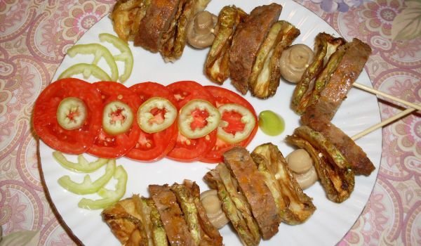 Вкусни шпаги от тиквички, кюфтенца и гъби