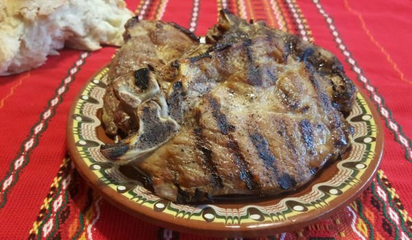 Вкусни свински пържоли на скара