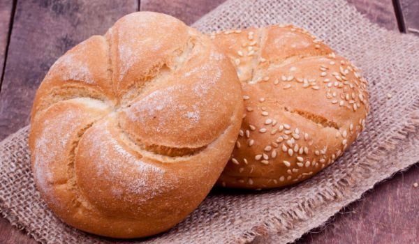 Вкусни земелки със сусам