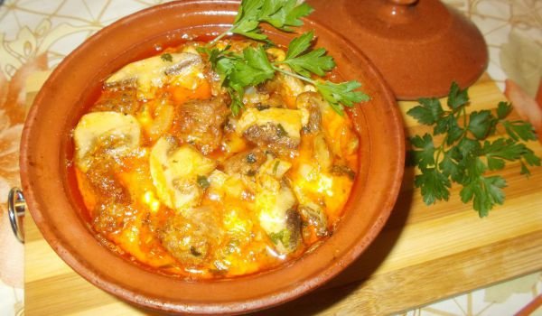 Вкусно гювече с кайма