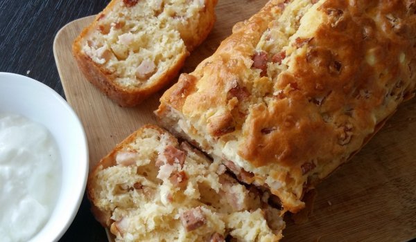 Вкусно хлебче с наденица и бекон