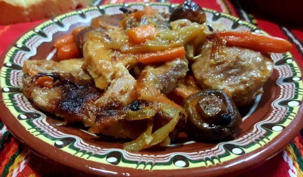 Вратни пържоли със зеленчуци в глинен съд