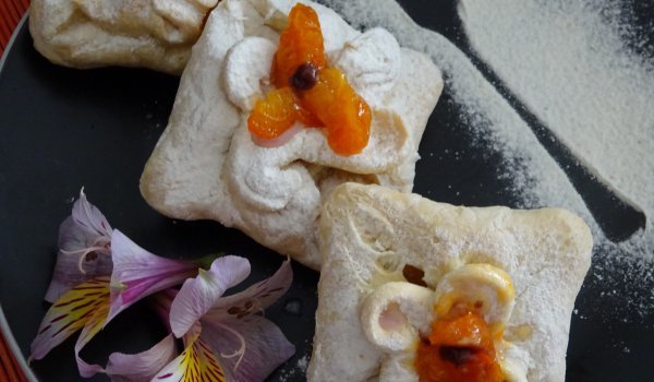 Вързопчета от многолистно тесто с карамелизирани кайсии