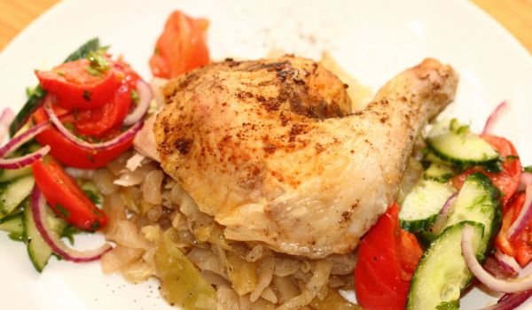 Забулени пилешки бутчета в кисел зелев лист