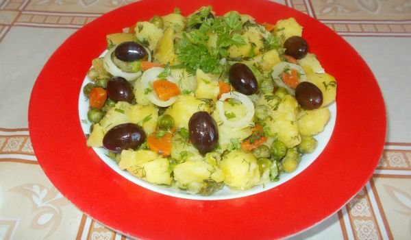 Задушен грах с картофи и моркови