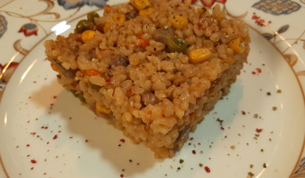 Задушен кафяв ориз със зеленчуци