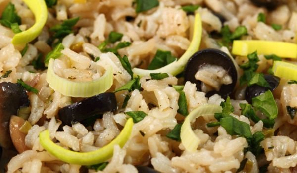 Задушен праз с ориз и маслини