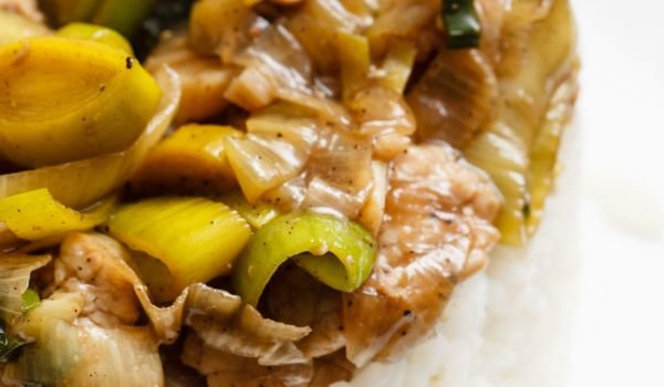 Задушен праз със сирене