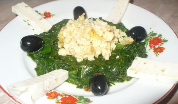 Задушен спанак с яйца