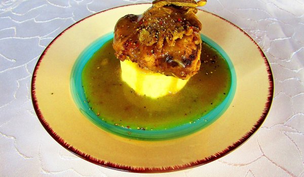 Задушен свински джолан с богат сос