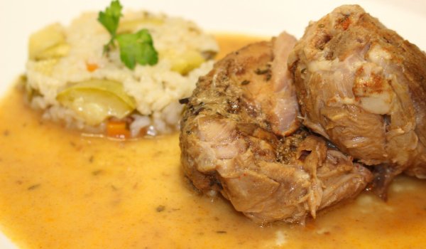 Задушен свински джолан със сос в slow cooker