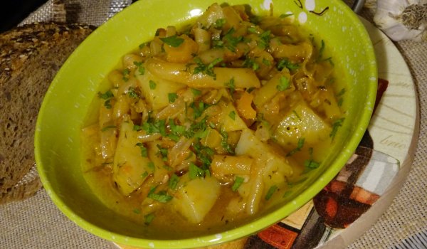 Задушен зелен боб с картофи