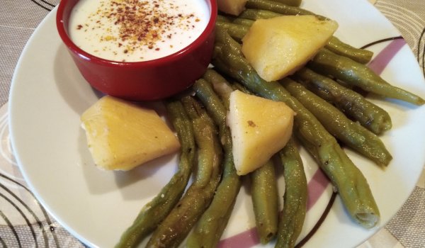Задушен зелен фасул с картофи и млечен сос