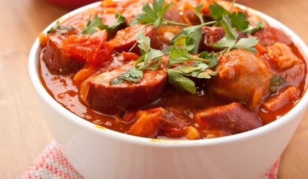 Задушена наденица с доматен сос