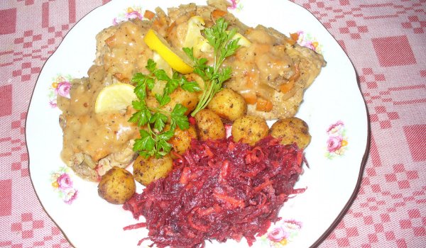 Задушена риба в тиган с ябълки и моркови