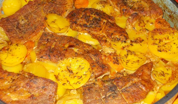 Задушена свинска плешка с картофи и моркови