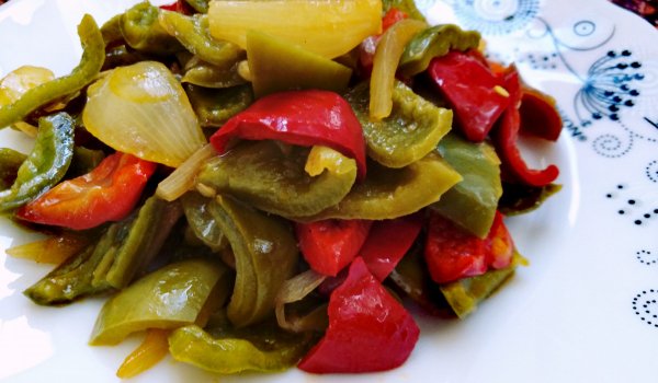 Задушени чушки с лук