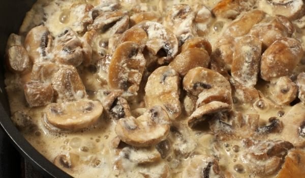 Задушени гъби с вино и кашкавал