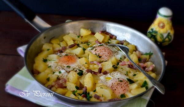 Задушени картофи с бекон и яйца