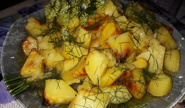 Задушени картофи с копър и чесън на фурна