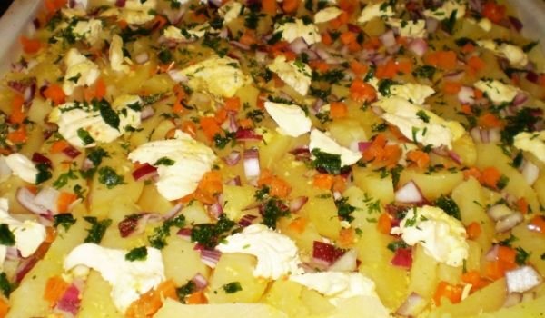 Задушени картофи с моркови и лук на фурна