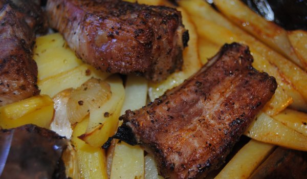 Задушени картофи с ребърца на фурна