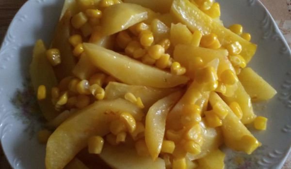 Задушени картофи с царевица