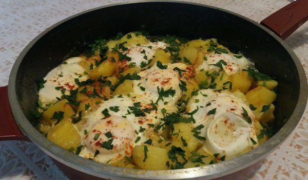 Задушени картофки под капак с яйца